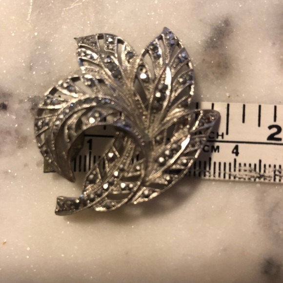 ANTIQUE Art Deco Sterling Silver & Marcasite Leaf Brooch 1.5” x 1.4” 1920s - 30s - Picture 3 of 5